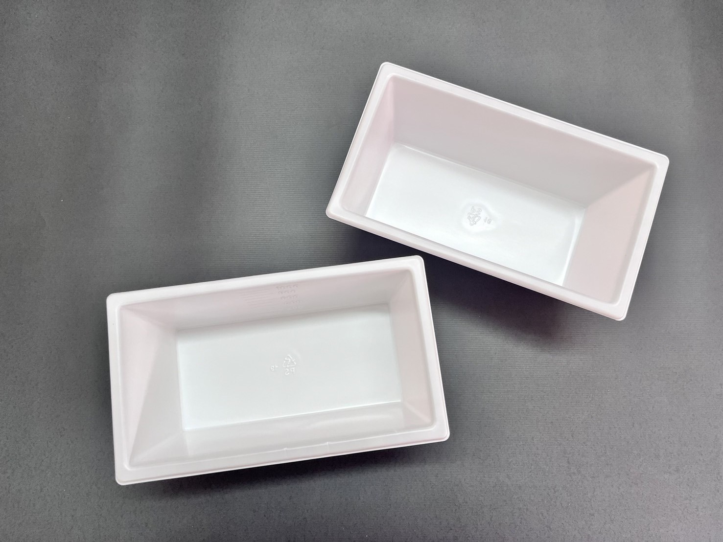 Plastic measuring cup