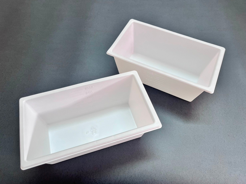 Plastic measuring cup